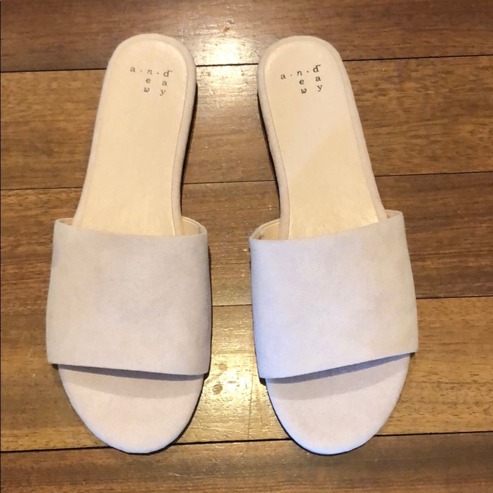 Size 7 A New Day tan flat Sandals